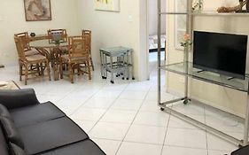 Apartamento na Praia de Pitangueiras-Guarujá à 50mt da praia e comércio perto